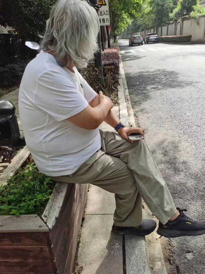 张纪中与阿姨撞车，竟跟阿姨倒苦水：我孩子多，负担重！网友热议