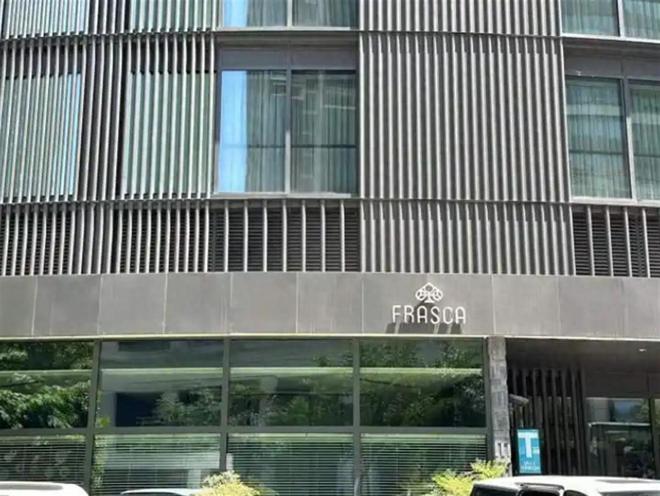 情侣去餐厅吃饭，两瓶矿泉水竟被收176元，店家名字曝出