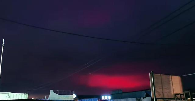 山东济南雨后现“紫色夜空”，气象部门回应