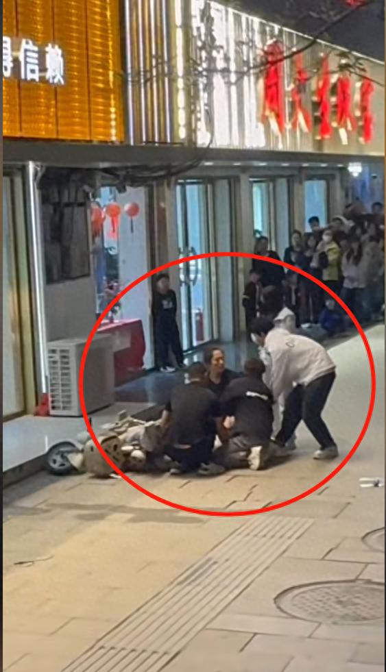 原配当街暴打小三，小三的衣服被撕破，隐私走光，惹得围观者爆笑