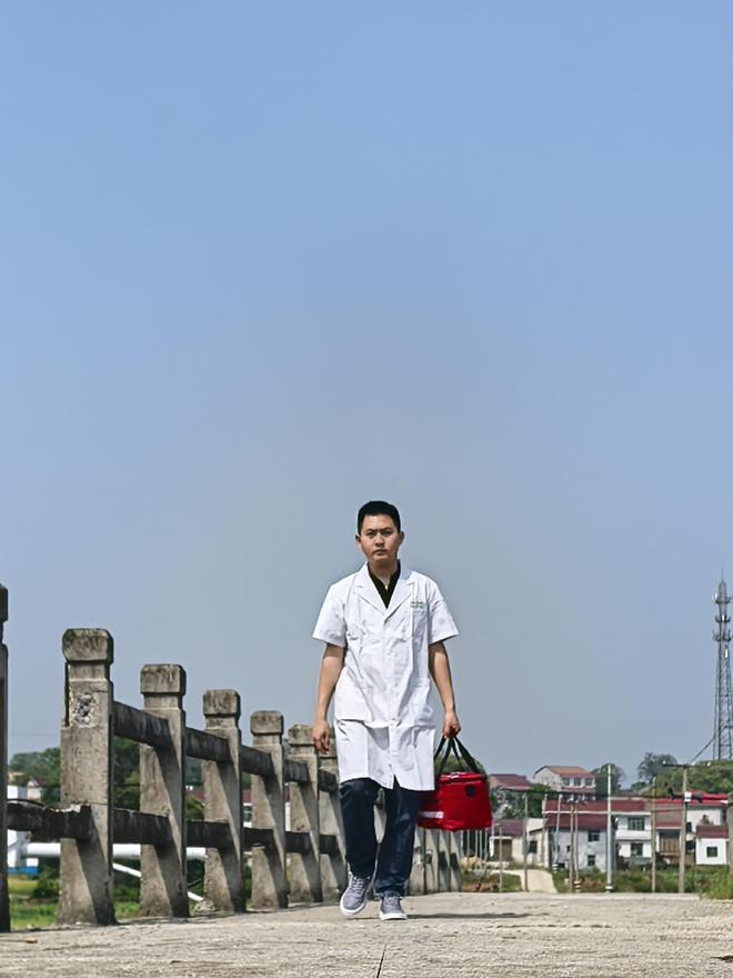 一键下单的“到家护士”，行百公里为村里老人调试“救命机”