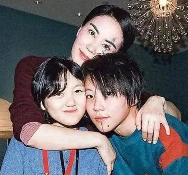 王菲女儿李嫣近照被曝出，兔唇已不明显，看上去很富态