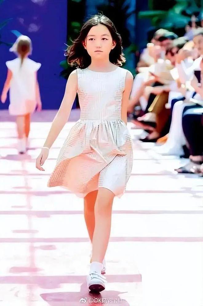 王菲女儿李嫣近照被曝出，兔唇已不明显，看上去很富态