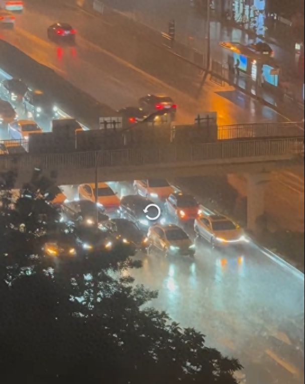 车停桥下躲冰雹致拥堵，灵魂追问：你是车主会咋做？丨中听