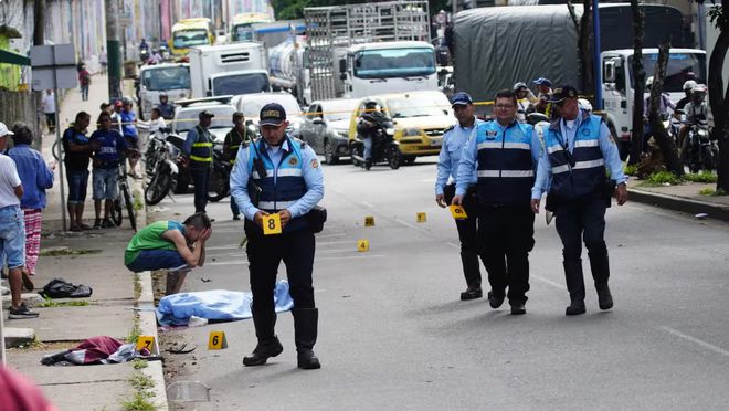 货车撞断电缆，哥伦比亚摩托车司机被回弹的电缆击中身亡
